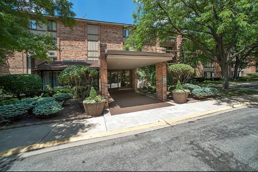 301 Lake Hinsdale Dr. #112, Willowbrook, IL 60527