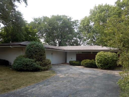 2716 S Briarwood Dr., Arlington Heights, IL 60005