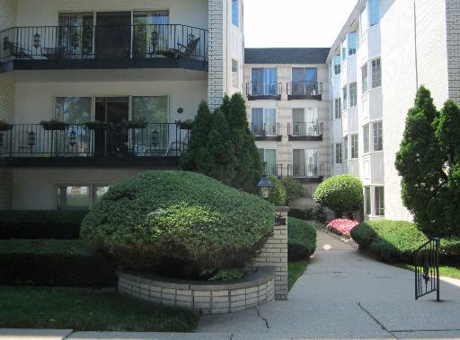 701 Ridge Rd. #2E, Wilmette, IL 60091