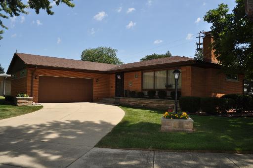 102 Scotdale Rd., La Grange Park, IL 60526
