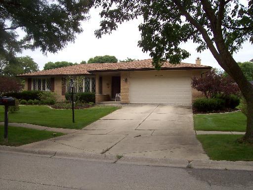 409 Honey Locust Ln., Willowbrook, IL 60527