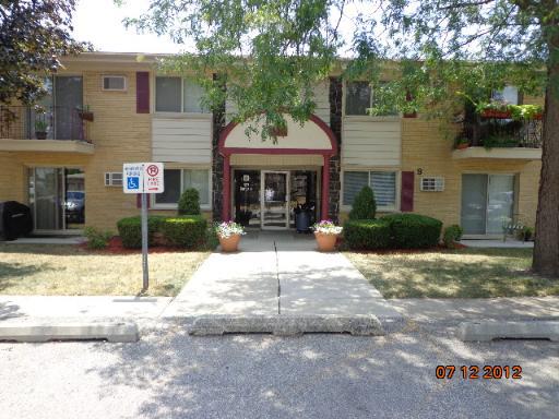 531 Carlysle Dr. #13, Clarendon Hills, IL 60514