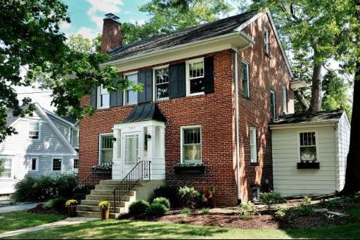 327 Hawthorne St., Glen Ellyn, IL 60137