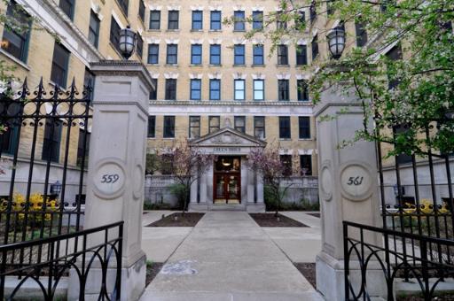 559 W Surf St. #806, Chicago, IL 60657