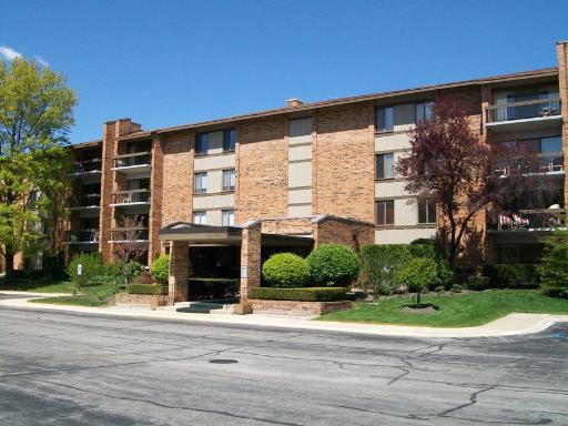 201 Lake Hinsdale Dr. #413, Willowbrook, IL 60527