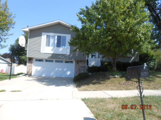 562 Winterwood Dr., Roselle, IL 60172