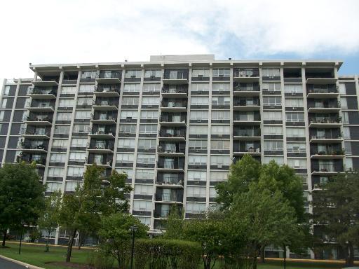 8809 Golf Rd. #2H, Niles, IL 60714