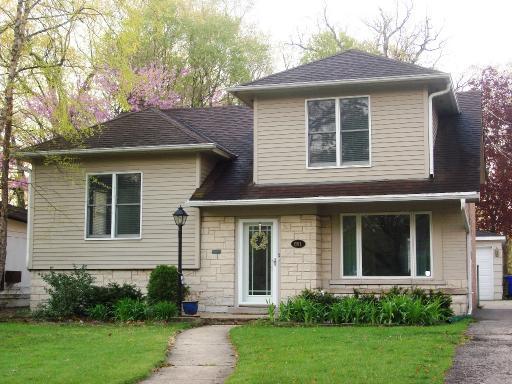851 Ellynwood Dr., Glen Ellyn, IL 60137