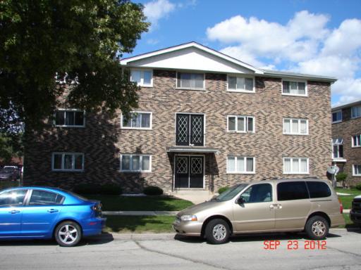 5852 W 77 St. #201, Burbank, IL 60459
