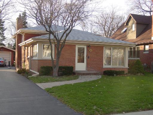 1102 Jeannette St., Des Plaines, IL 60016