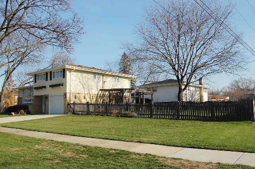 435 Farthing Ln., Des Plaines, IL 60016