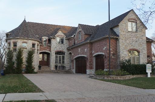 2283 Eastview Dr., Des Plaines, IL 60018