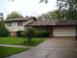 620 Woodlawn St., Hoffman Estates, IL 60194