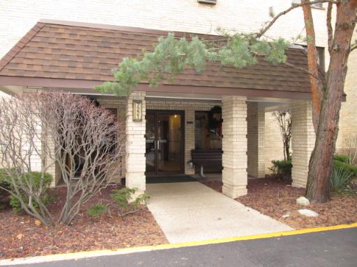 7221 Wolf Rd. #204B, Indian Head Park, IL 60525