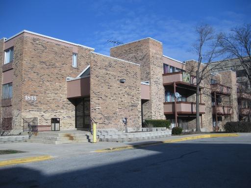 1813 Hemlock Pl. #102, Schaumburg, IL 60173