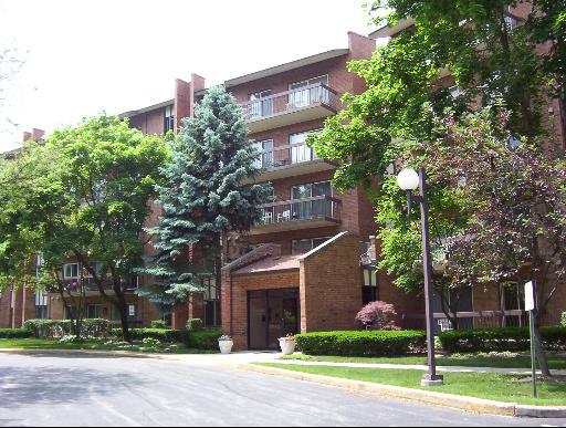 701 Lake Hinsdale Dr. #509, Willowbrook, IL 60527