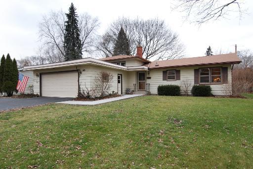 905 Lilac Ln., Naperville, IL 60540