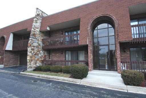 6333 Clarendon Hills Rd. #14, Willowbrook, IL 60527