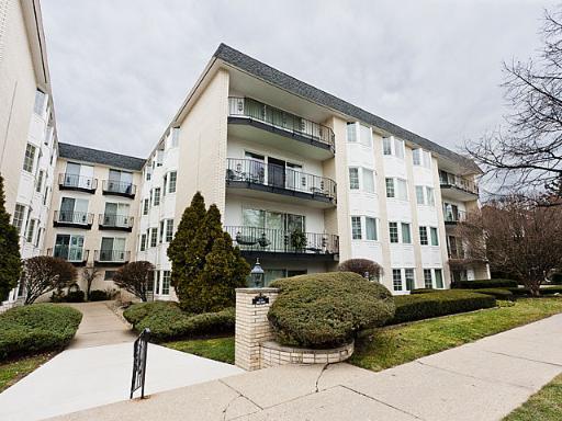715 Ridge Rd. #1A, Wilmette, IL 60091