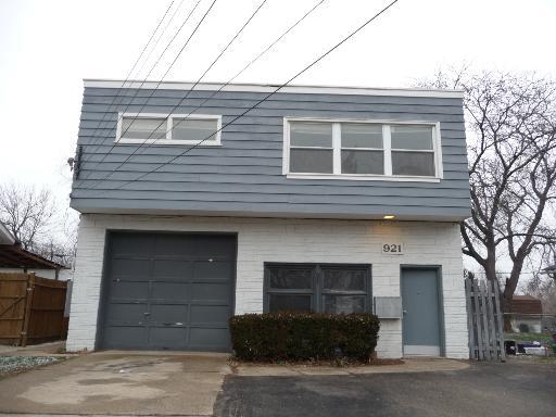 921 Oliver Ave., Aurora, IL 60506