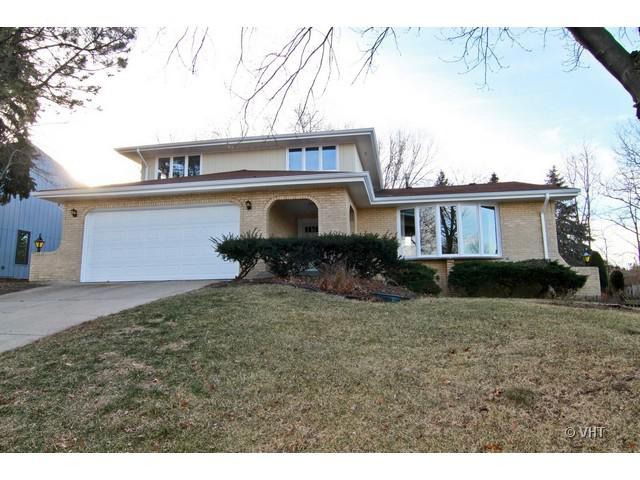 8448 Clynderven Rd., Burr Ridge, IL 60527