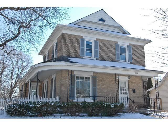 114 Barrington Ave., East Dundee, IL 60118