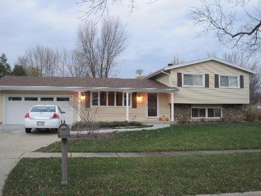 965 Camelot Dr., Crystal Lake, IL 60014