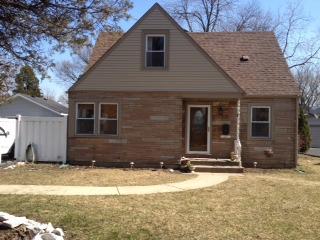 2115 Halsey Dr., Des Plaines, IL 60018