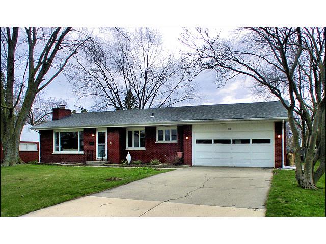 208 Lilac Ln., North Aurora, IL 60542