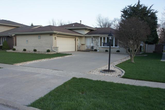 8515 Loveland Ln., Palos Hills, IL 60465