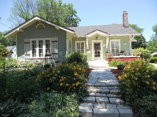 670 Oak St., Elgin, IL 60123