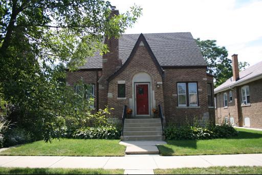 2825 W Greenleaf Ave., Chicago, IL 60645