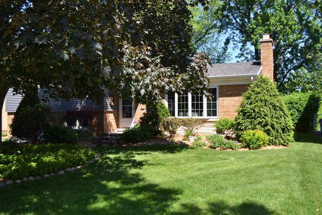 108 Byrd Ct., Clarendon Hills, IL 60514