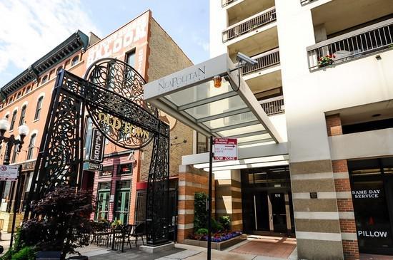 1212 N Wells St. #402, Chicago, IL 60610