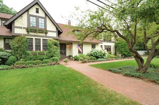 1002 Woodbine Pl., Lake Forest, IL 60045