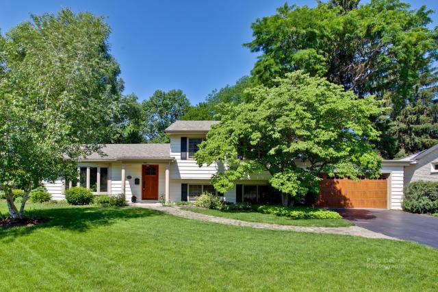 145 Crestwood Dr., East Dundee, IL 60118