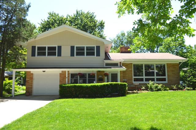 110 Fernwood Dr., Naperville, IL 60540