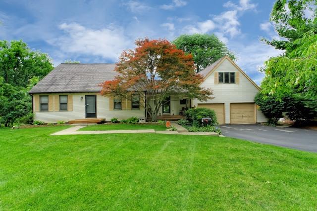 909 Van Buren Ave., St. Charles, IL 60174
