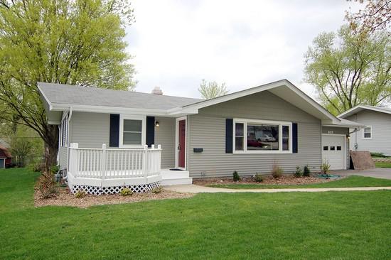 326 Farview Dr., North Aurora, IL 60542
