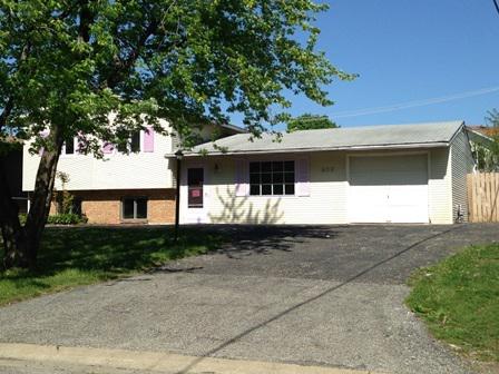 577 Redwood Rd., Bolingbrook, IL 60440