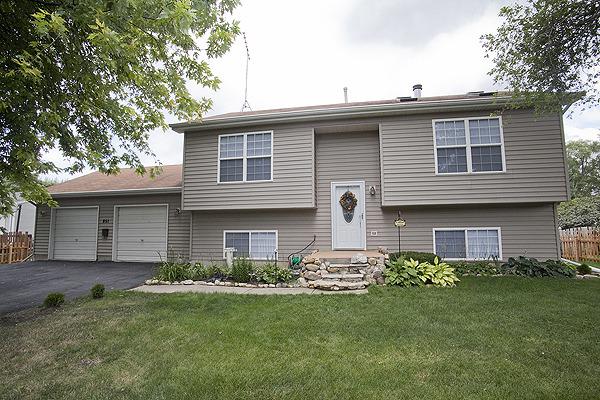 851 N Elmwood Dr., Aurora, IL 60506