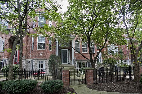 820 Shandrew Dr., Naperville, IL 60540