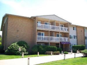 910 Beau Dr. #112, Des Plaines, IL 60016
