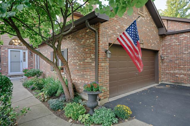 812 Saddlewood Dr., Glen Ellyn, IL 60137