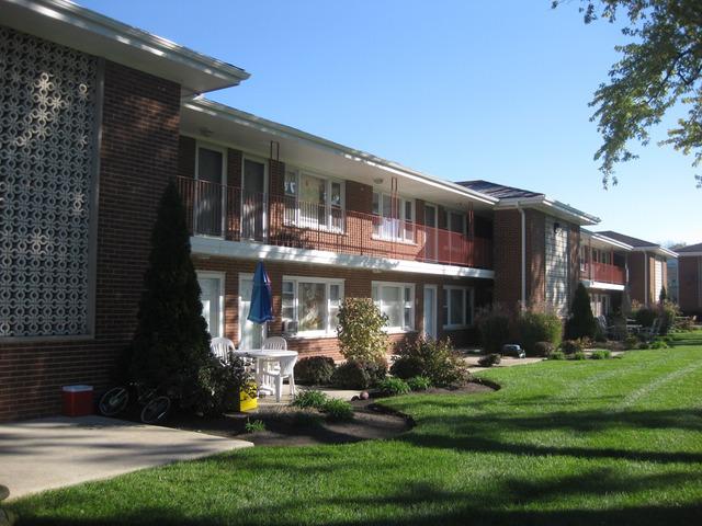 1107 Holiday Ln. #11, Des Plaines, IL 60016