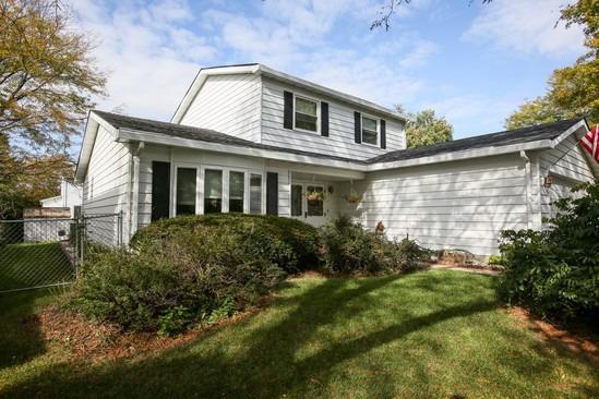 106 Berteau Ave., Bartlett, IL 60103