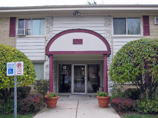 5740 Concord Ln. #16, Clarendon Hills, IL 60514