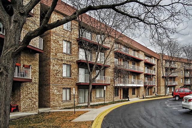 5400 Astor Ln. #305, Rolling Meadows, IL 60008