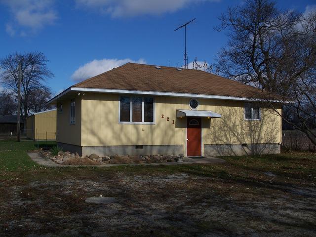 221 E Curtis St., Grant Park, IL 60940