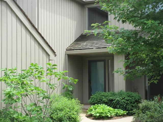 85 Meadow Pl., Lake Barrington, IL 60010